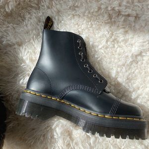 BRAND NEW Dr. Martens Sinclair smooth Platforms